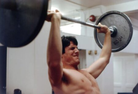 Christopher Reeve mostra il fisico nelle foto inedite in cui si allena per Superman Christopher Reeve si allena a petto nudo