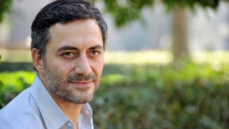 Filippo Timi sulla sua omosessualità e i suoi genitori: “Stupendi, ma omofobi e razzisti” Filippo Timi