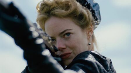 Emma Stone in una scena de La Favorita