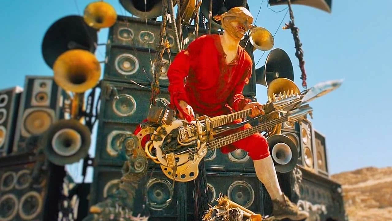 Il chitarrista sputafuoco di Mad Max: Fury Road (Warner Bros.)