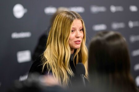 Mia Goth denunciata, calci in testa ad un attore sul set di MaXXXine Mia Goth
