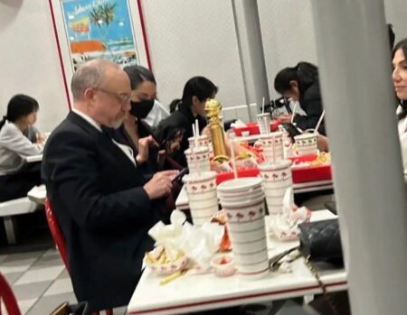 Paul Giamatti cena al fast food dopo la vittoria ai Golden Globe (FOTO) Paul Giamatti al fast food dopo la vittoria ai Golden Globes 2024