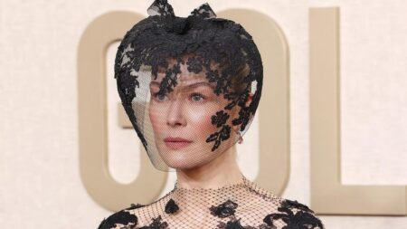 Rosamund Pike in Dior ai Golden Globes 2024