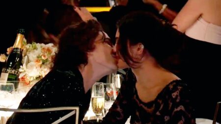 Il bacio tra Timothee Chalamet e Kylie Jenner