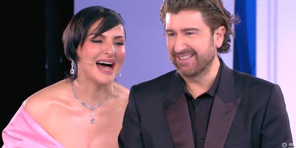 Arisa e Alessandro Siani a C'è posta per te [Mediaset]
