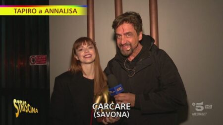 Perché Annalisa ha pianto dopo la vittoria di Angelina a Sanremo? Annalisa riceve il Tapiro d'Oro di Striscia da Valerio Staffelli
