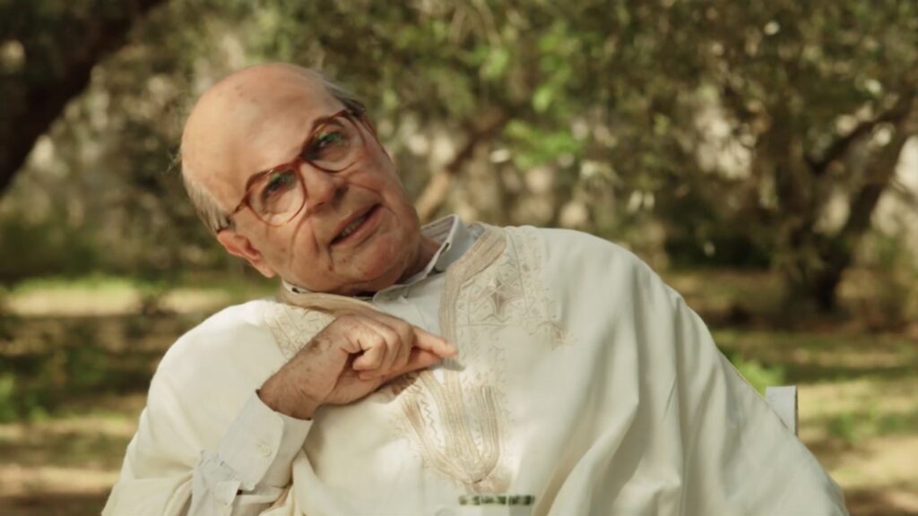 Frame che ritrae Pierfrancesco Favino in Hammamet