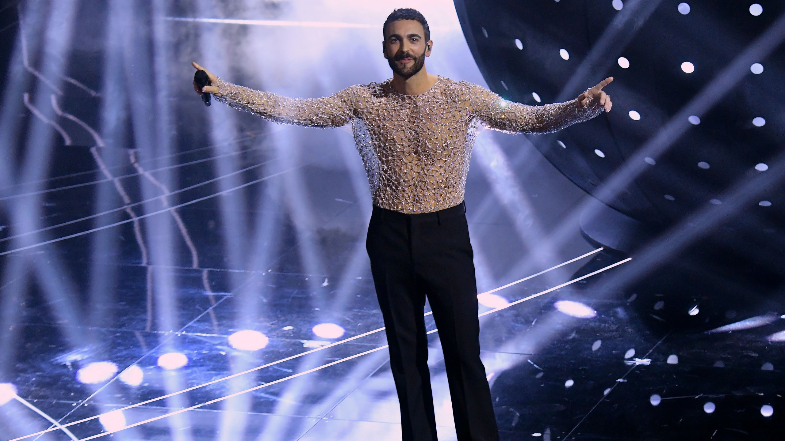 Marco Mengoni, tutti gli outfit di Sanremo 2024, quattro grandi