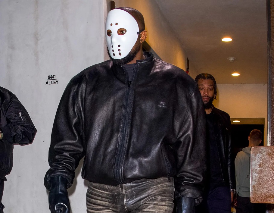 Kanye West con una maschera in stile Jason di Venerdì 13 Fonte: Page Six Copyright: CG Images