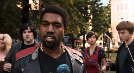 Kanye West come Jason di Venerdì 13, in maschera alla partita del figlio (FOTO) Frame che ritrae Kanye West