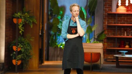 Marcus con il grembiule nero