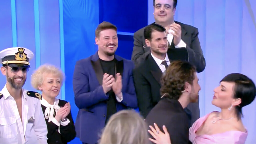 Arisa e Alessandro Siani a C'è posta per te [Mediaset]