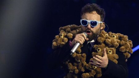 Dargen D’amico, tutto sull’abito con gli orsetti a Sanremo: significato e stilista Dargen D'Amico