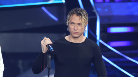 Irama, il filo rosso al polso di cui parla nelle interviste a Sanremo 2024