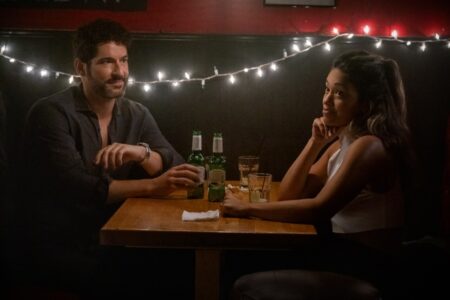 Gina Rodriguez e Tom Ellis in una scena del film Players. Fonte: Netflix.