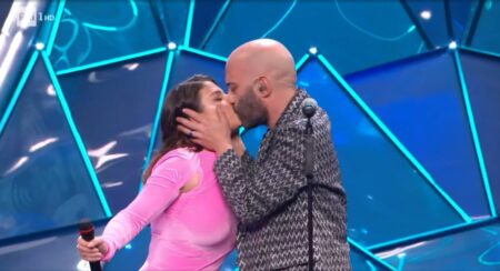 Perché Sangiorgi ha baciato Emma a Sanremo 2024? (VIDEO) Giuliano Sangiorgi Bacia Emma Marrone a Sanremo 2024
