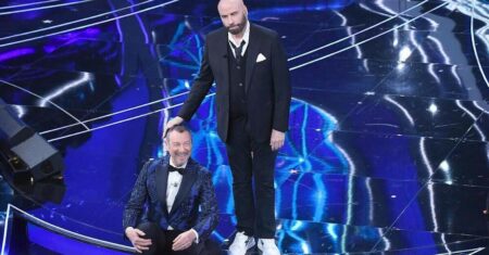 John Travolta, pubblicità occulta alle scarpe a Sanremo 2024? Sospetti e smentite John Travolta e Amadeus a Sanremo 2024