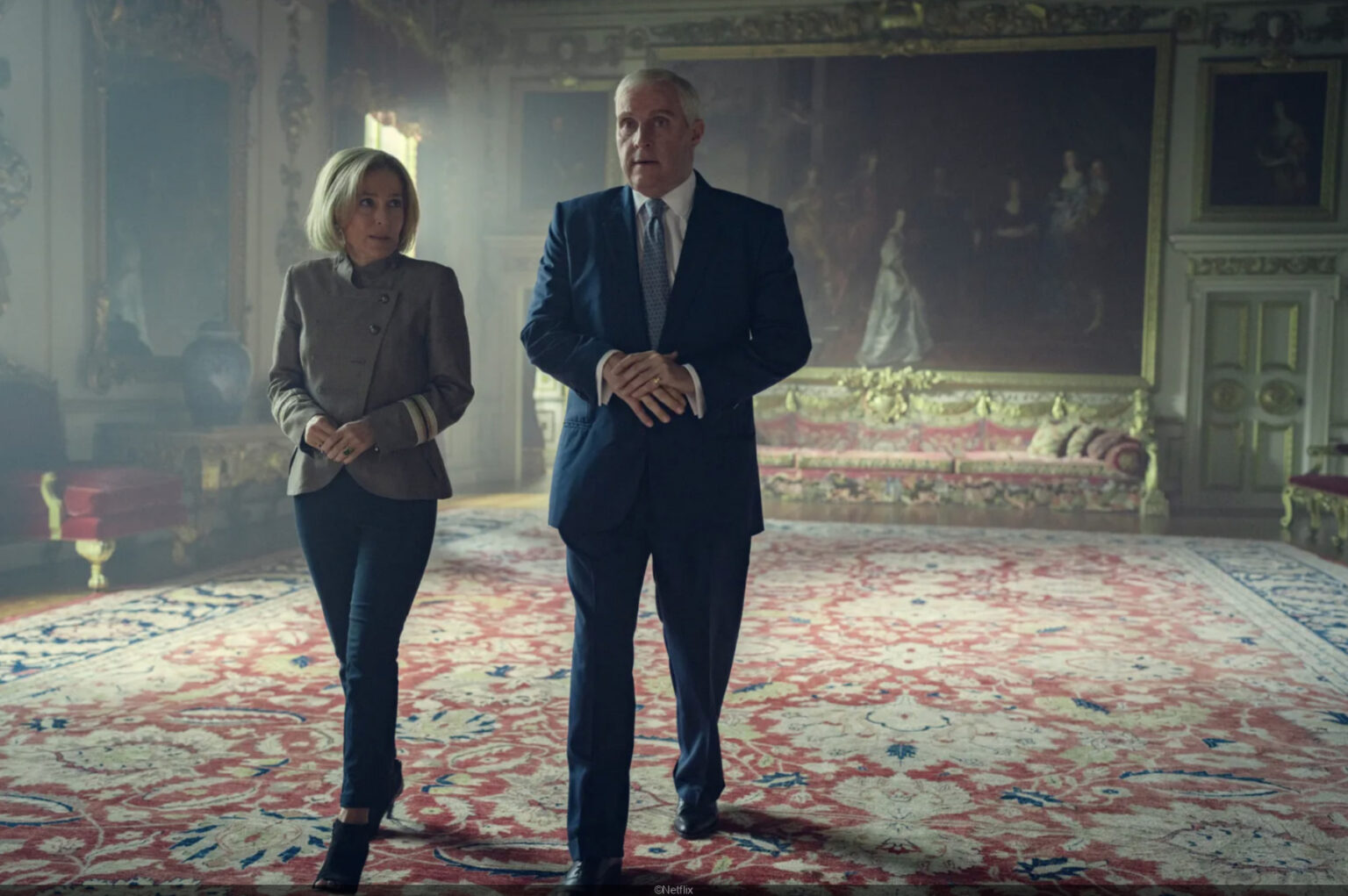 Scoop, il trailer del film con Gillian Anderson sul Principe Andrea e lo scandalo Epstein Gillian Anderson e Rufus Sewell nel trailer del film Scoop.