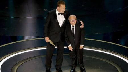 Schwarzenegger e DeVito agli Oscar: due “gemelli” contro Batman (che è in sala) Arnold Schwarzenegger e Danny DeVito agli Oscar 2024