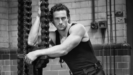 Aaron Taylor Johnson in un servizio per Icon