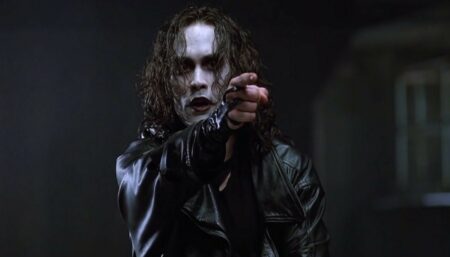 Il regista de Il Corvo contro il remake: “Brandon Lee è morto realizzandolo” Brandon Lee nel film Il Corvo.