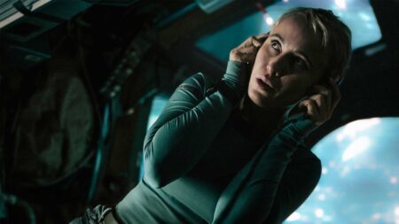 Peri Baumeister in una delle prime scene di Das Signal - Segreti dallo spazio. Fonte: Netflix.