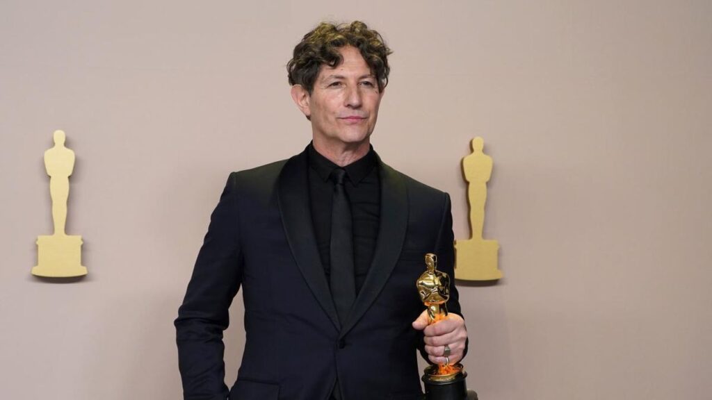Jonathan Glazer con l'Oscar