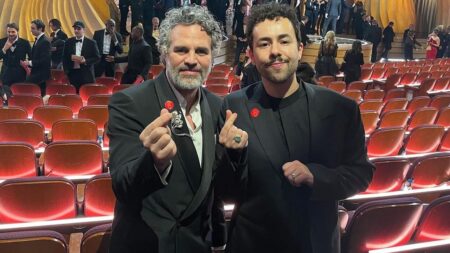 Oscar 2024: il significato della spilla rossa indossata da alcune star Mark Ruffalo e Ramy Youssef indossano la spilletta di Artists4Ceasefire
