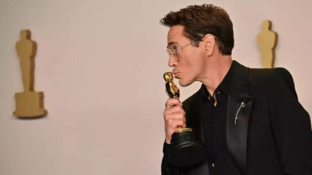 Robert Downey Jr, nel discorso agli Oscar, la dedica alla moglie e a Nolan (VIDEO) Robert Downey Jr bacia il suo Oscar
