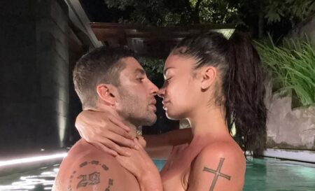 Elodie e Andrea Iannone nudi in piscina