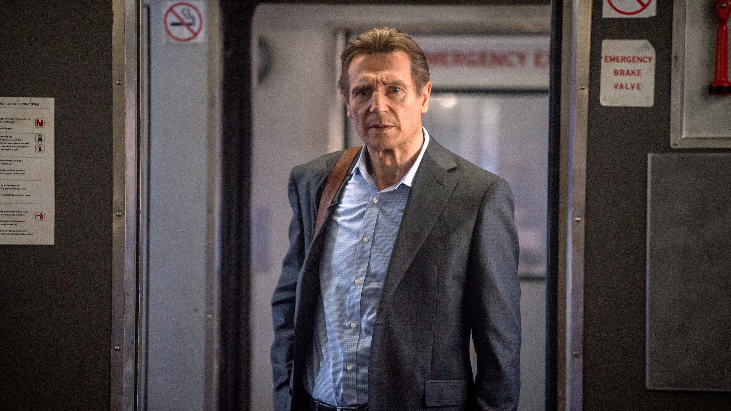 Liam Neeson in una scena de L'uomo sul treno. 
