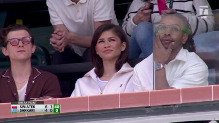 Tom Holland e Zendaya cantano Whitney Huston a un torneo di tennis (e il look di lei è un indizio) VIDEO