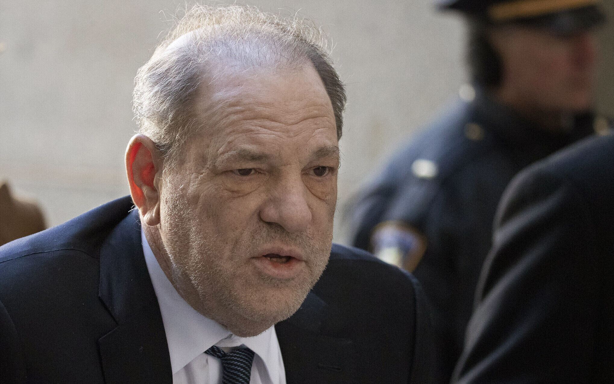 Harvey Weinstein, annullata la condanna per stupro a New York (ma resta in prigione)