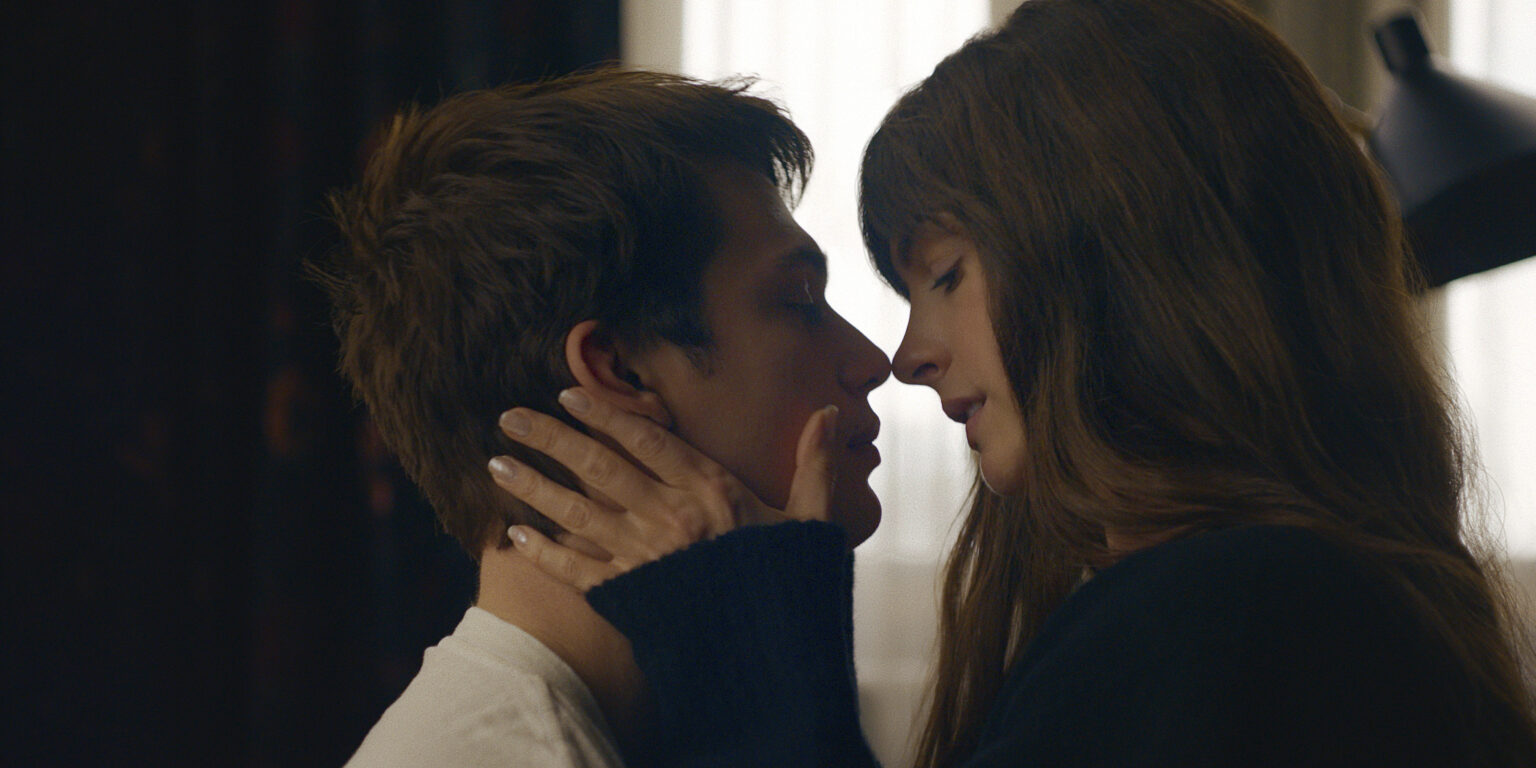 Anne Hathaway e Nicholas Galitzine nel film The Idea of You.