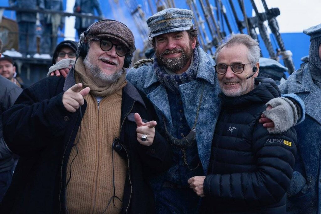 Del Toro sul set di Frankenstein con Lars Mikkelsen e Dan Laustsen