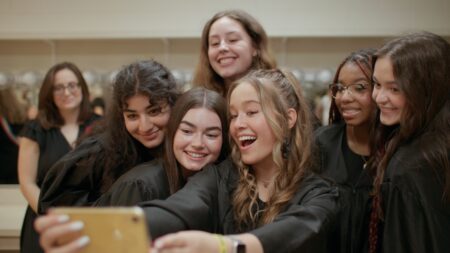 Le ragazze protagoniste di Girls State scattano un selfie.