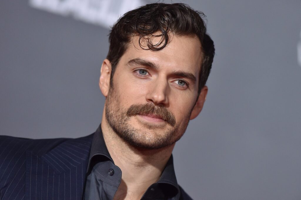 Henry Cavill aspetta un figlio dalla sua compagna: un superpapà entusiasta Henry Cavill