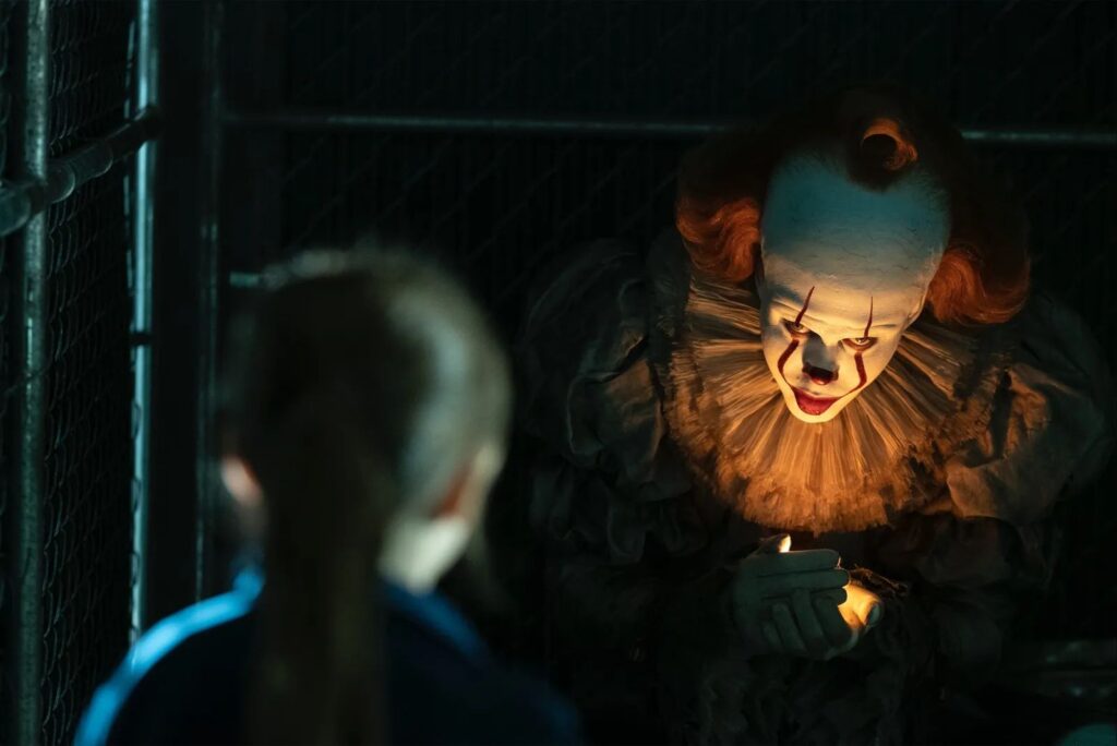 Il clown Pennywise in uno dei due film di It