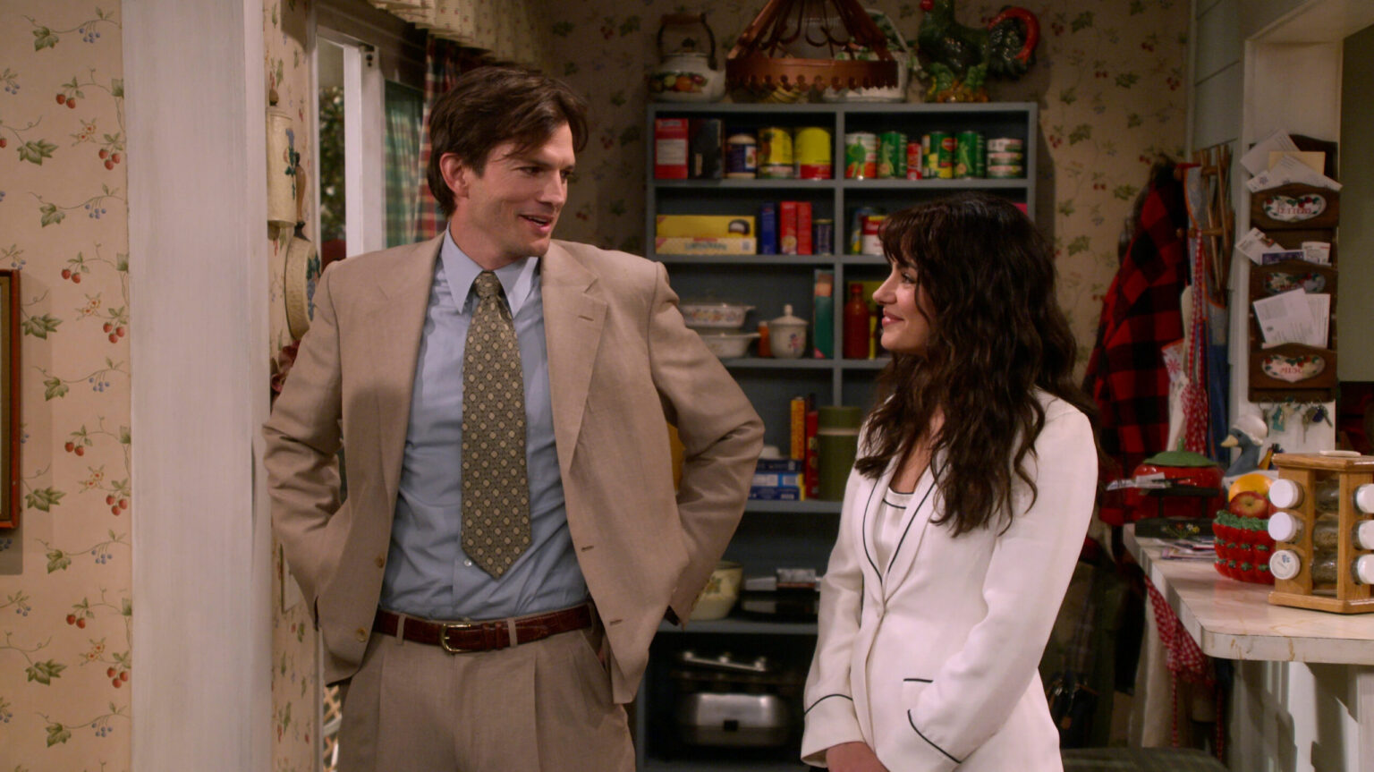 Mila Kunis e Ashton Kutcher nella prima stagione di That's 90s Show.