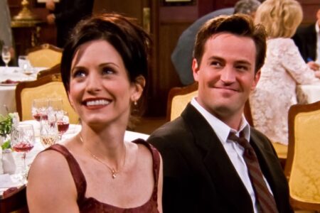 Courteney Cox su Matthew Perry: “Lui è ancora con me, gli ho parlato” Matthew Perry e Courteney Cox in Friends