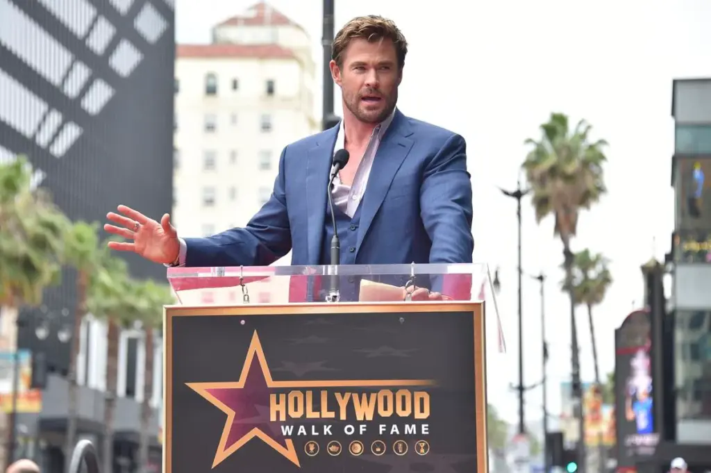 Chris Hemsworth riceve la stella onoraria