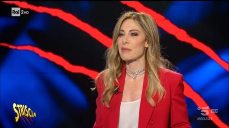 Francesca Fagnani con indosso i gioielli [Frame da Striscia la Notizia]