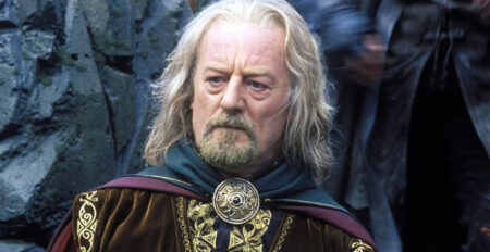 Il cast de Il Signore degli Anelli ricorda Bernard Hill: “Era un membro della famiglia” Bernard Hill nei panni di Re Théoden.