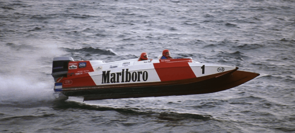 Dennis Taylor su un catamarano Malboro a Bournemouth nel 1988 [Powerboatracingworld.com]