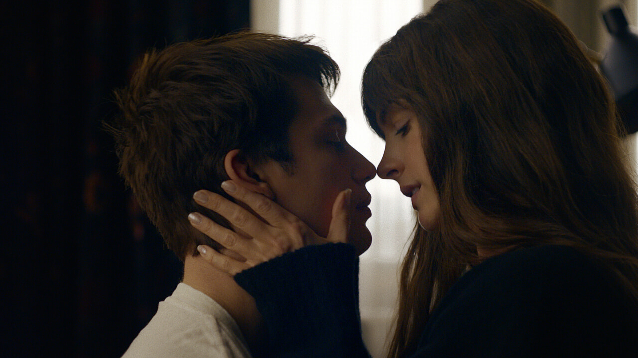 Un bacio appassionato tra i personaggi di Anne Hathaway e Nicholas Galitzine.