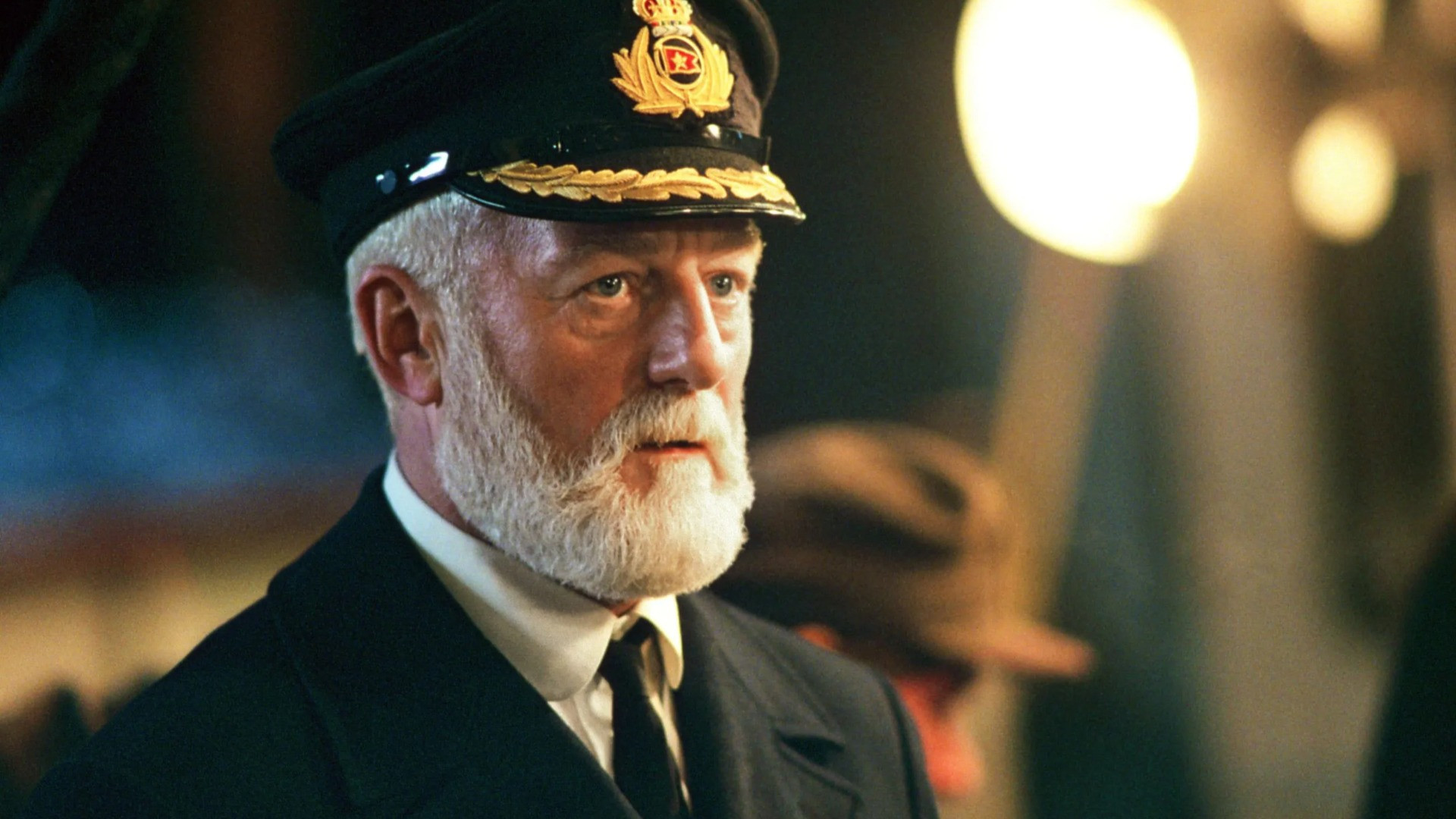 Bernard Hill nei panni del capitano Edward Smith in Titanic