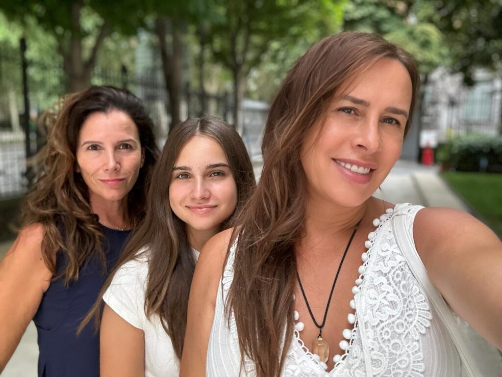 Karla Sofia Gascon con sua moglie e sua figlia