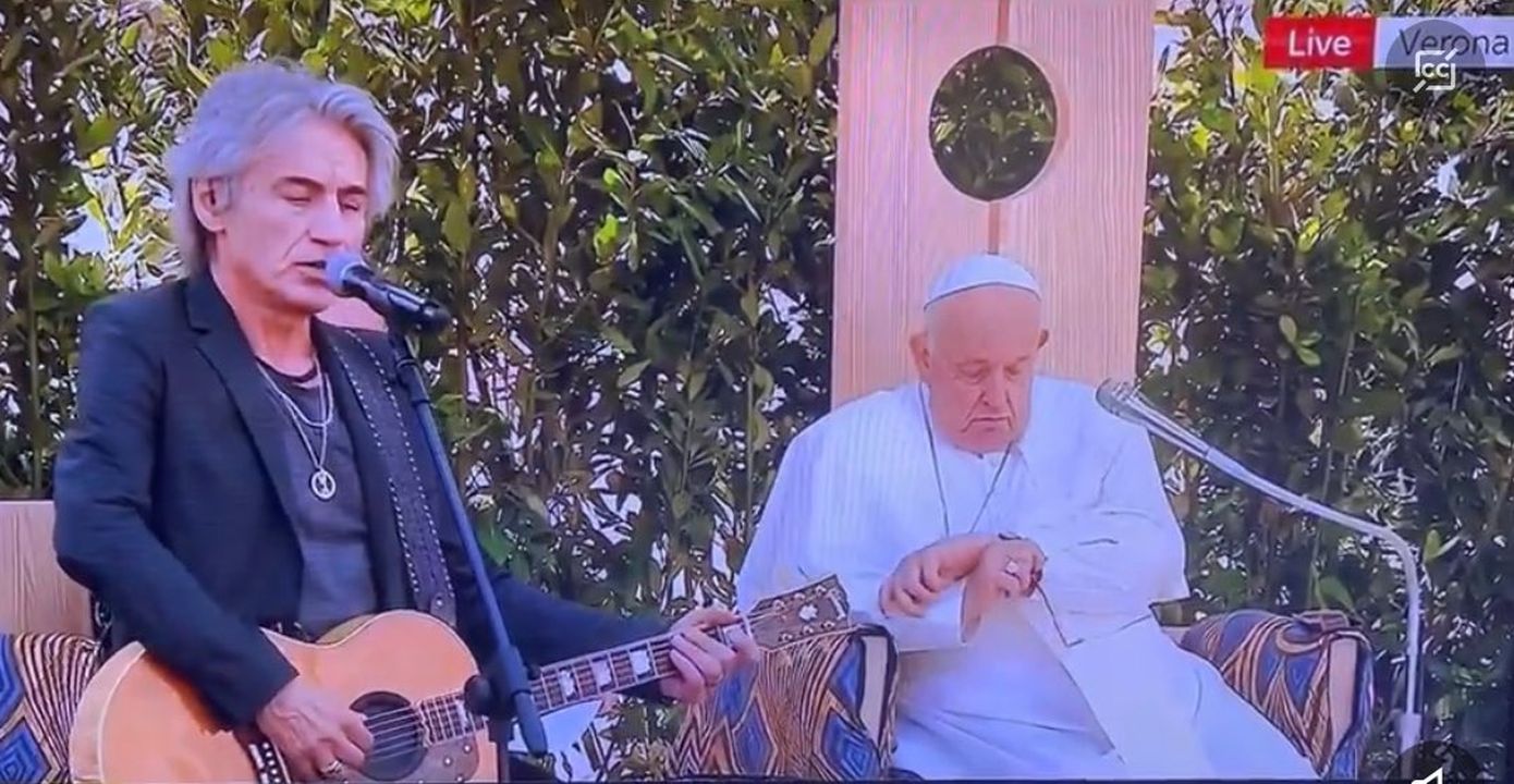 Papa Francesco e Ligabue a Verona: tutti i meme sulla scena dell’orologio