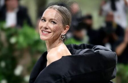 Naomi Watts, il suo abito al MET Gala 2024 ricavato da una tovaglia (ed è costato pochissimo) Naomi Watts al Met Gala 2024