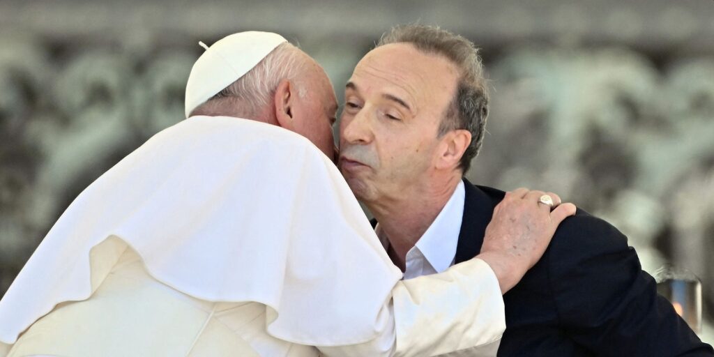 Il bacio tra Roberto Benigni e Papa Francesco